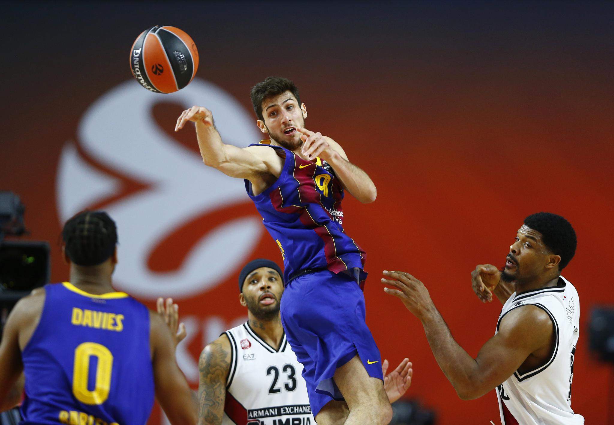 AC米兰训练开放日；今晚遗憾出局引欢呼；欧篮联在即；心理建设被强调